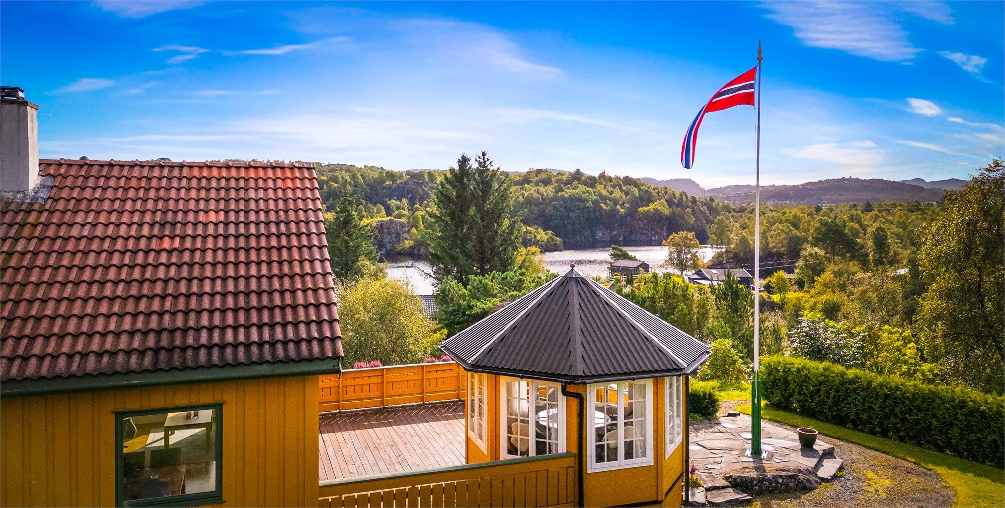 Velkommen til Tveitevågvegen 87 - Presentert av Kjell Fjellstad v/ Eiendomsmegler Krogsveen. 
Foto: Didrik Høeg