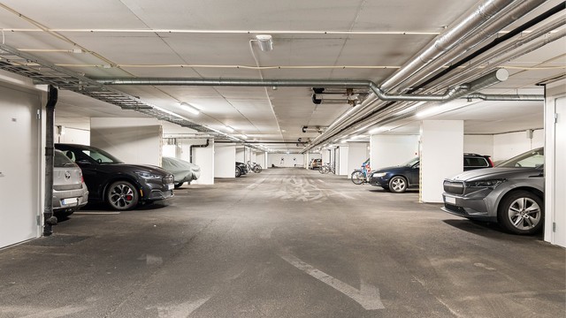 Leiligheten disponerer biloppstillingsplass i to adskilte garasjeanlegg.