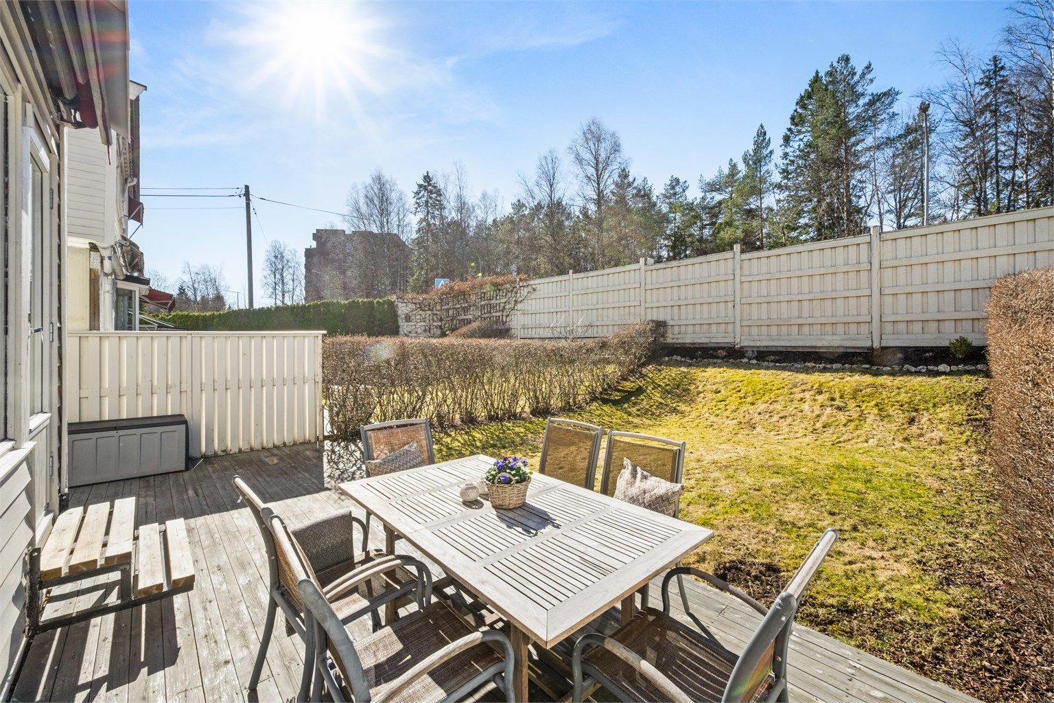 Vestvendt uteplass gir gode solforhold. Solen begynner å titte frem på gresset på formiddagen og er på uteplassen til godt ut over kvelden.