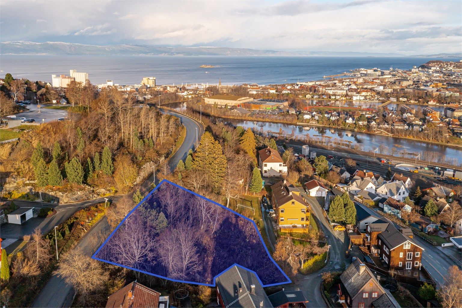 002_Tomta skråner mot østsørøst med både byen og fjorden i utsiktsbildet..jpg