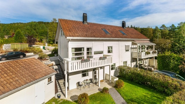 Velkommen til Kobberveien 2, en super familiebolig som er godt vedlikeholdt og ligger flott til med pene utearealer og egen garasje med bod rett utenfor døren