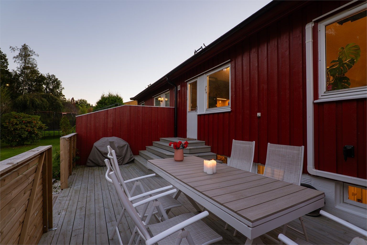 Borettslaget har planer om å skifte ut kledning og vinduer også på denne siden.