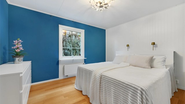 Boligen har to soverom i første etasje. Dette rommet har god plass til dobbeltseng og garderobeløsning.