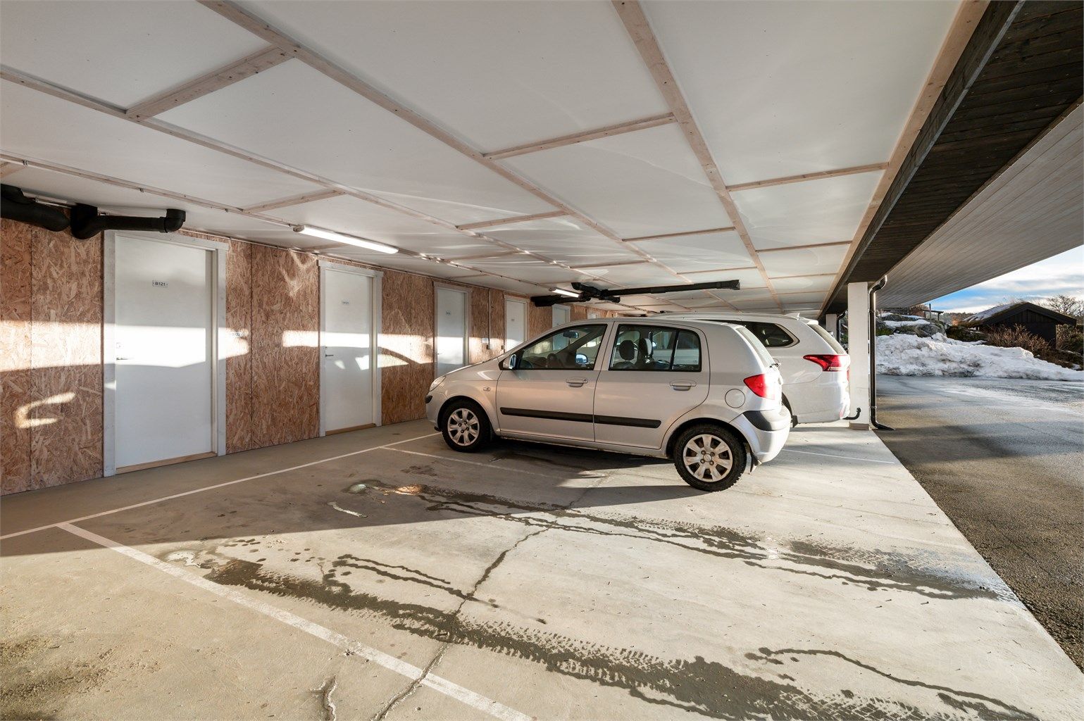 Det medfølger en parkeringsplass i felles carport. 