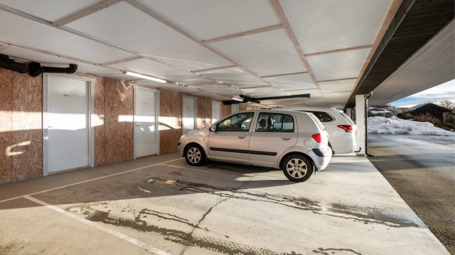 Det medfølger en parkeringsplass i felles carport.