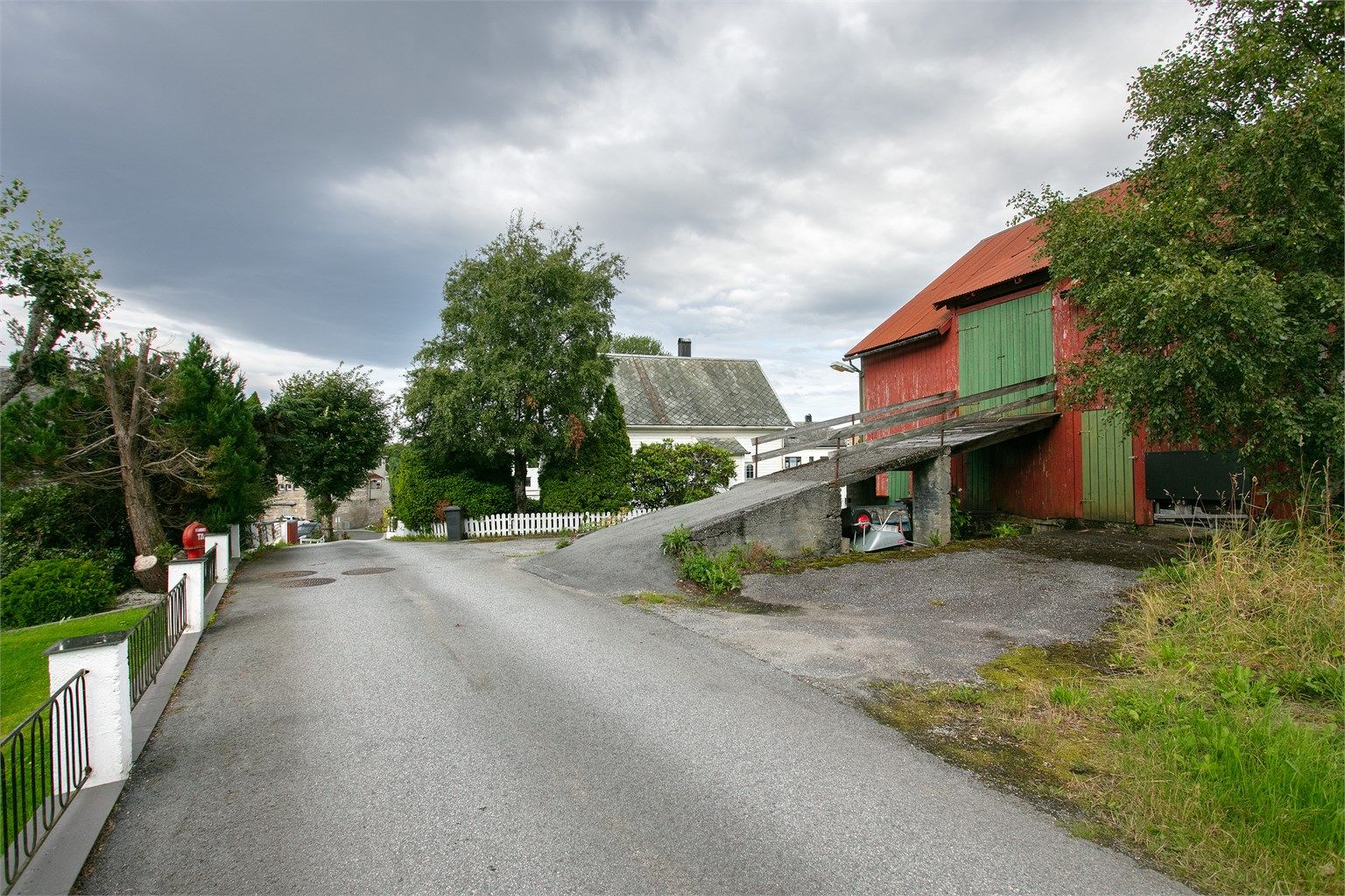 Gode parkeringsmuligheter på egen tomt.