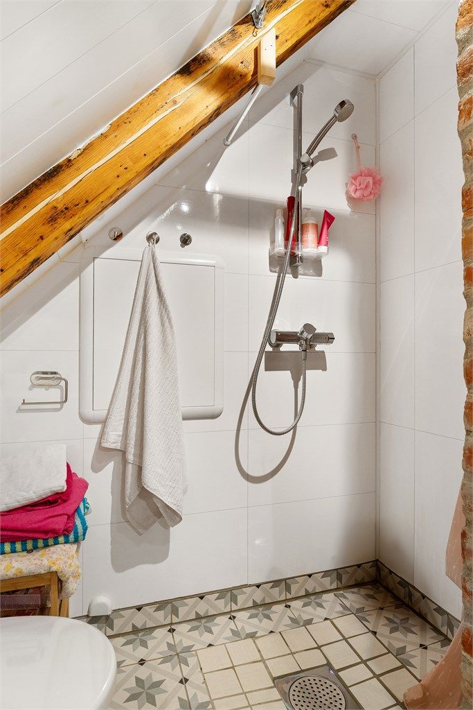 Videre er badet utstyrt med servant, toalett og dusjhjørne.