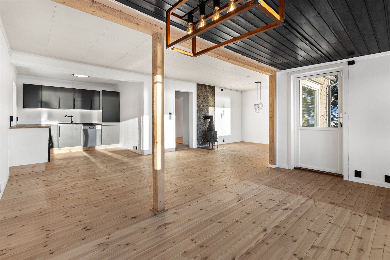 Stue med plass til spisebord og sofagruppe