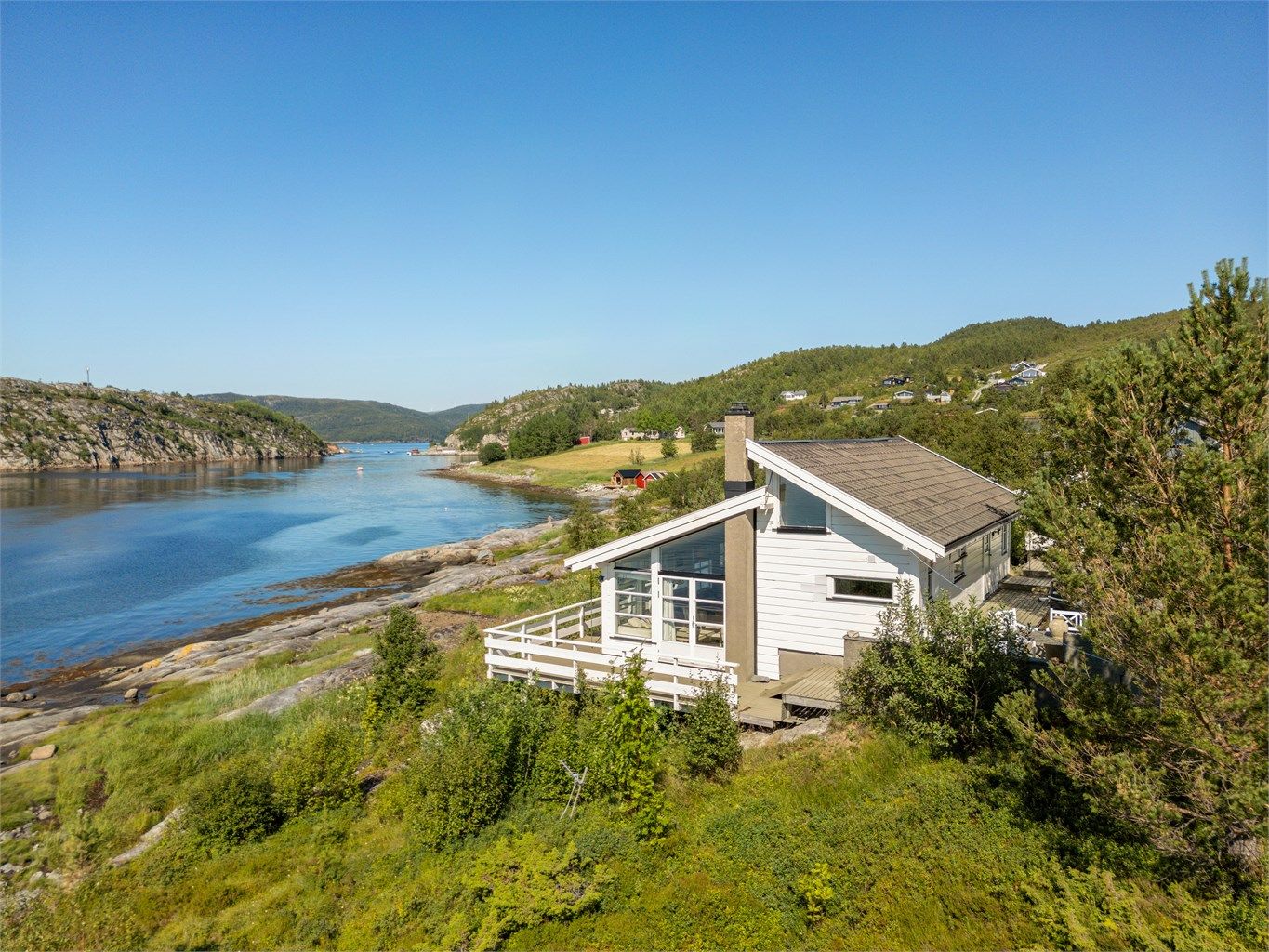 Velkommen til Holsundveien 497 - og denne innholdsrike hytten med utrolig beliggenhet ved sjøkanten, i et rolig område omgitt av vakker natur og flotte turmuligheter rett utenfor døren. 
Foto: Harald Wanvik v/Interiørfoto