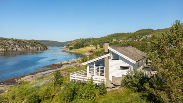 Velkommen til Holsundveien 497 - og denne innholdsrike hytten med utrolig beliggenhet ved sjøkanten, i et rolig område omgitt av vakker natur og flotte turmuligheter rett utenfor døren.
Foto: Harald Wanvik v/Interiørfoto