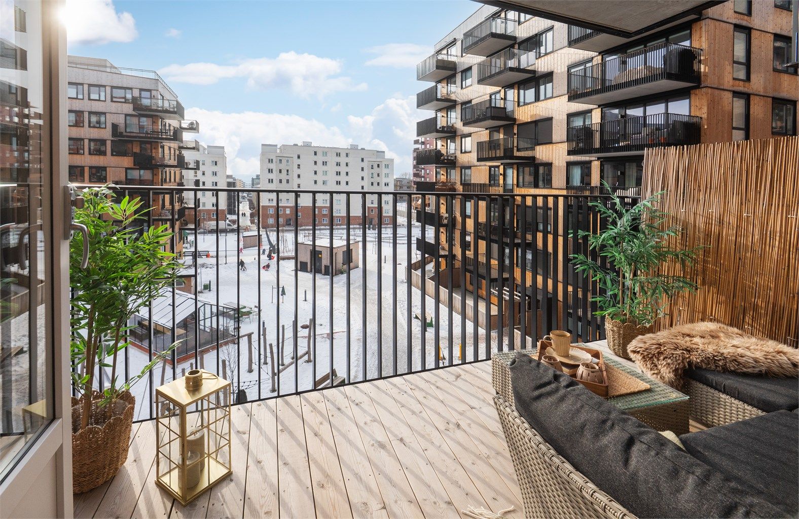 Silje Gregussen v/ Krogsveen Løren ønsker velkommen til Børsteveien 27! Fotograf: Christian Jacobsen v/ Studio Oslo AS