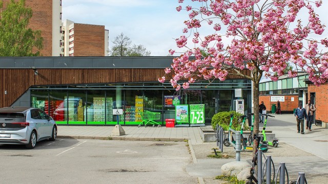 Like ved finner du også nærbutikken Kiwi.