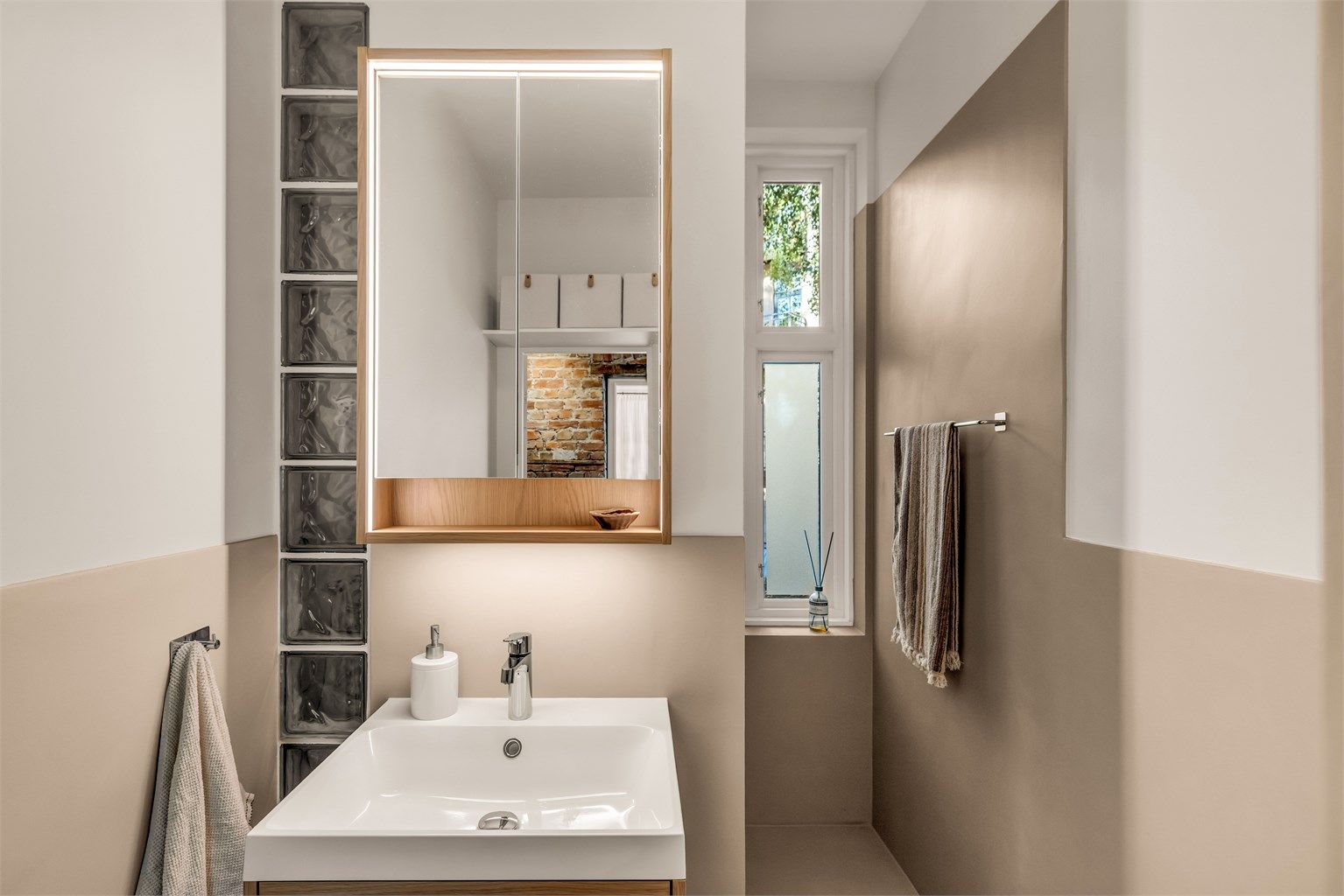 Badet er utstyrt med moderne innredning med god oppbevaringsplass og belysning.