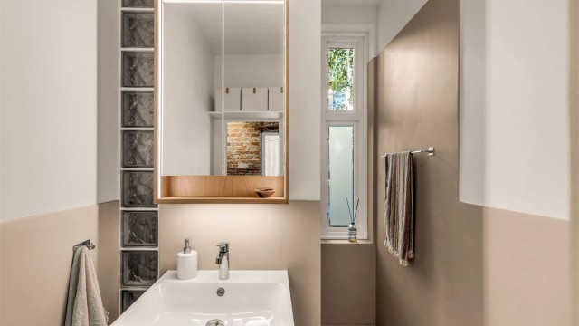 Badet er utstyrt med moderne innredning med god oppbevaringsplass og belysning.