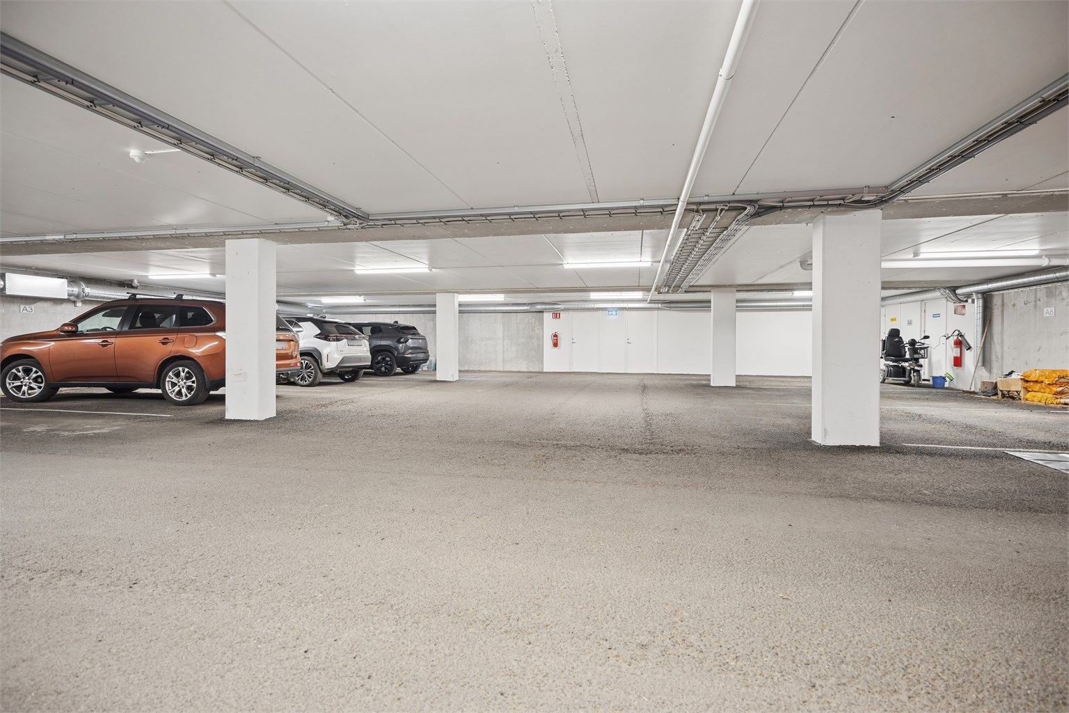 Direkte adkomst via innvendig trapp fra leiligheten til garasjeanlegget med bod, gir en enkel og komfortabel hverdag. Her kan du gå tørrskodd mellom bolig og parkering, uansett vær og årstid.