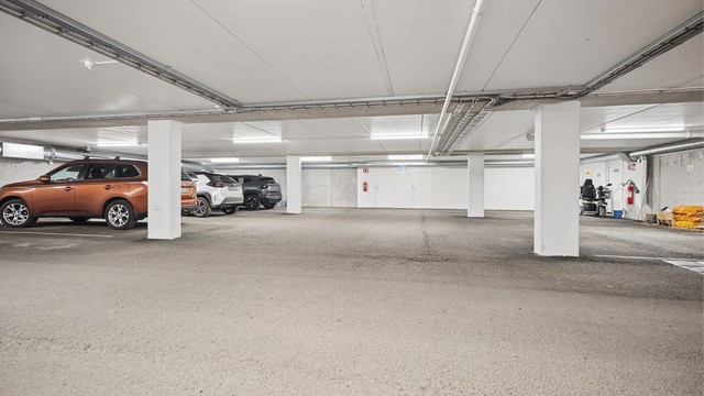 Direkte adkomst via innvendig trapp fra leiligheten til garasjeanlegget med bod, gir en enkel og komfortabel hverdag. Her kan du gå tørrskodd mellom bolig og parkering, uansett vær og årstid.