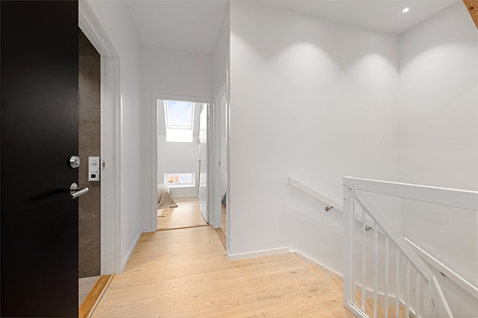 Hallen i loftsetasjen fordeler tilgangen til de private rommene.
