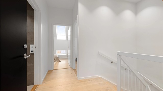 Hallen i loftsetasjen fordeler tilgangen til de private rommene.