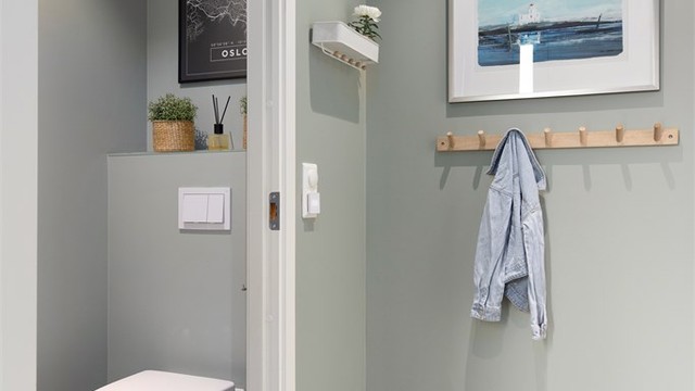 I tillegg til toalettrommet har boligen også to baderom i hhv. 2. etasje og kjelleretasjen