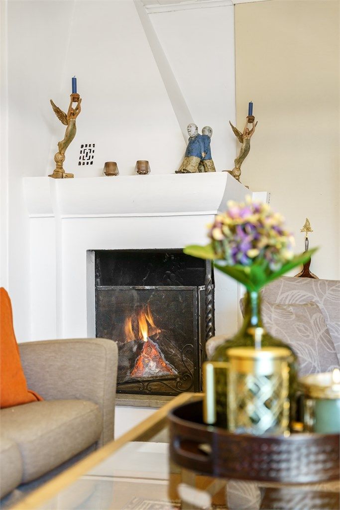 Stuens peis gir en lun og god atmosfære på kjølige kvelder.