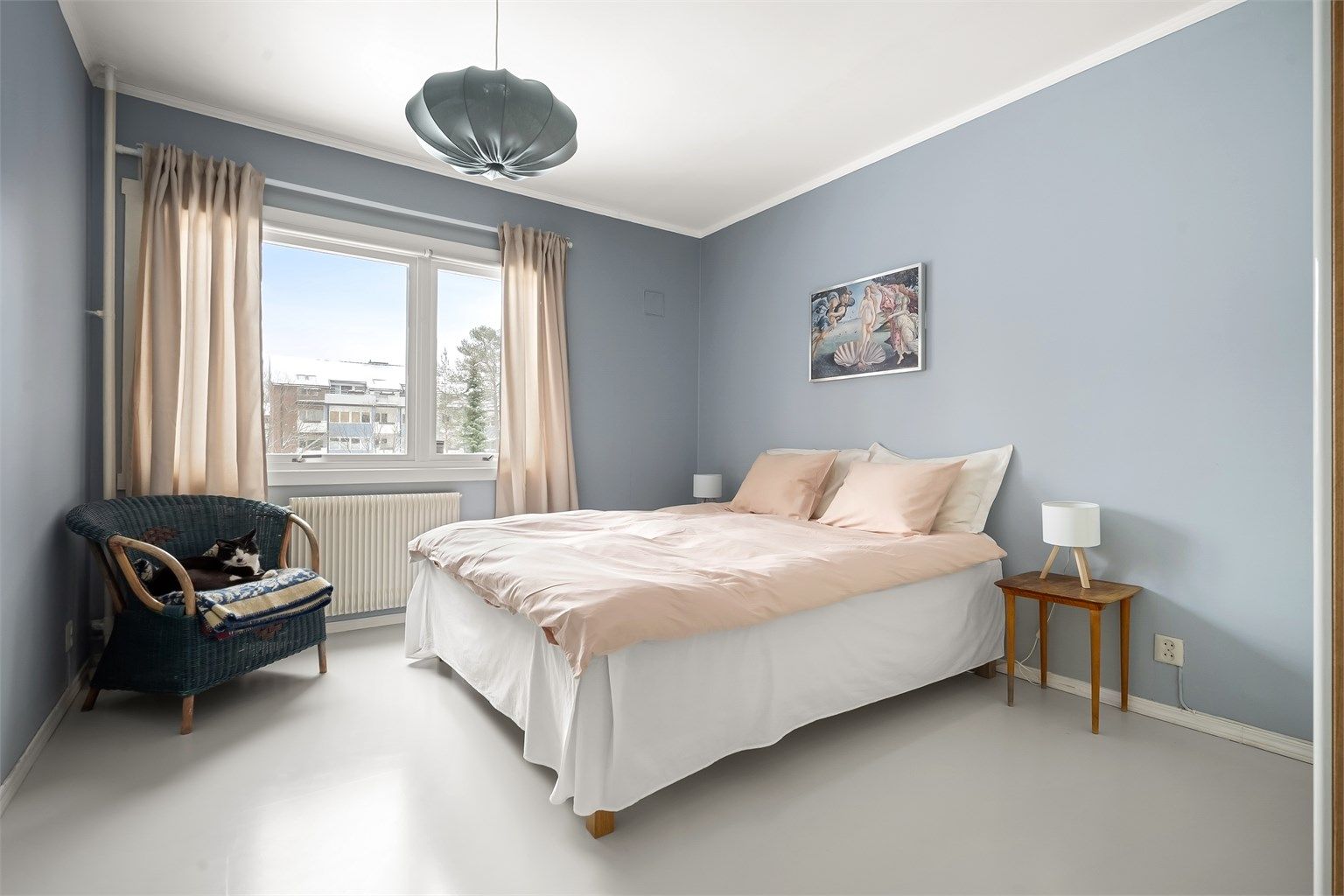 Leiligheten har to komfortable soverom. Hovedsoverommet har god plass til dobbeltseng.