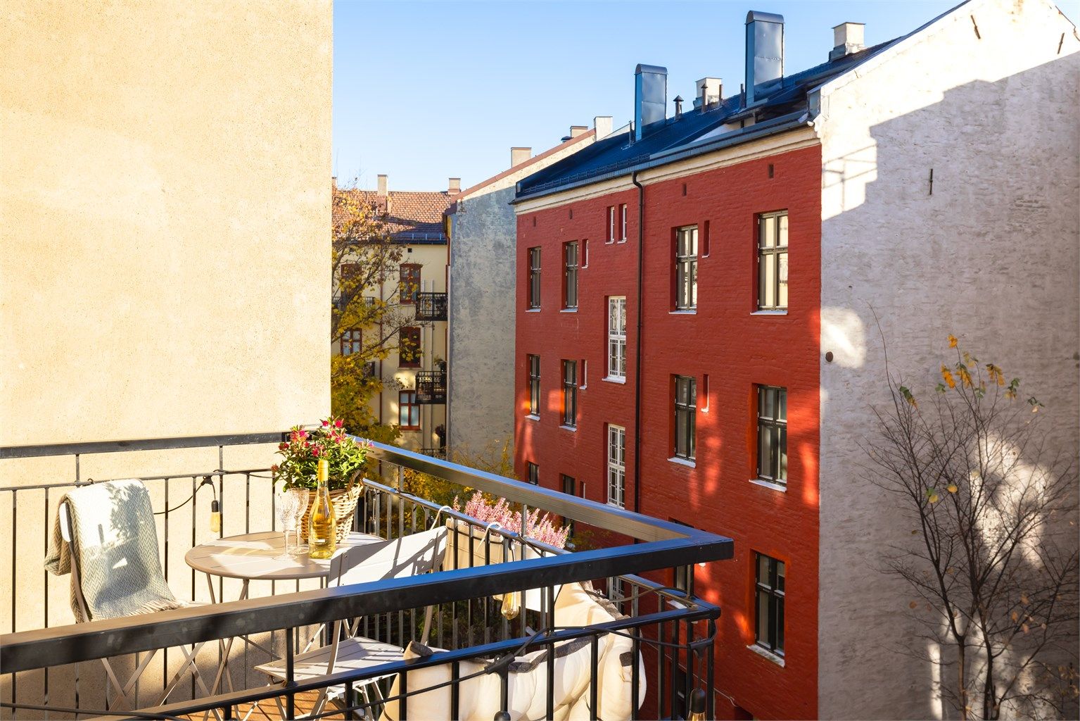 Hyggelig balkong på 3 kvm med plass til sittegruppe og bord.