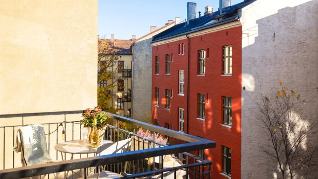 Hyggelig balkong på 3 kvm med plass til sittegruppe og bord.