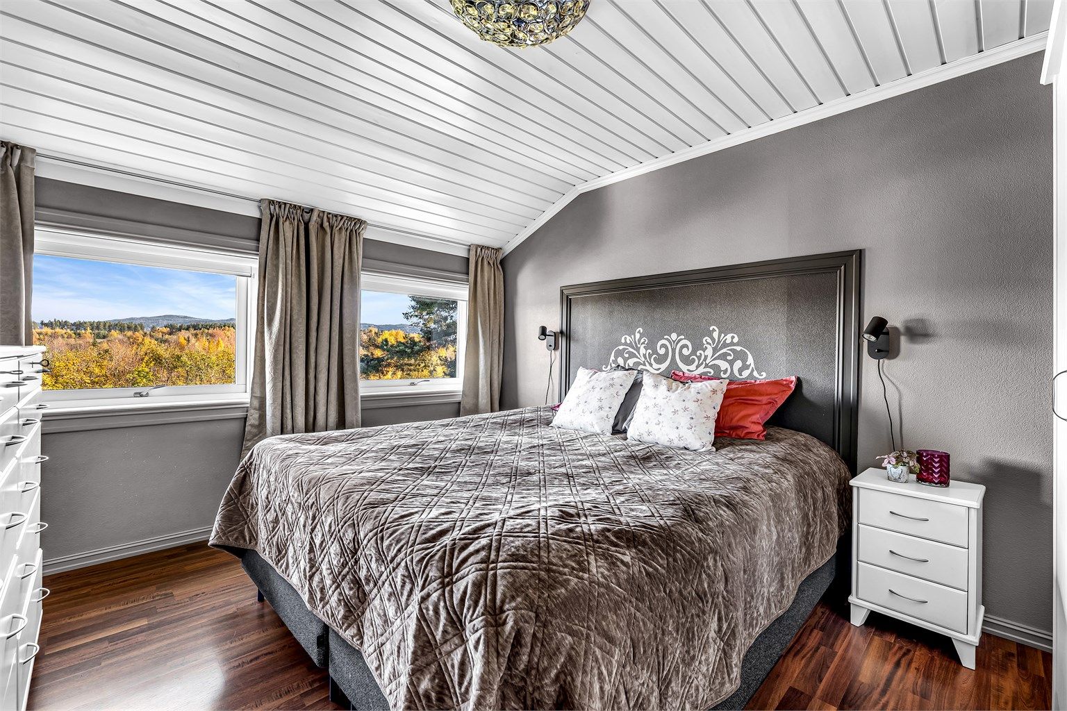 Leiligheten har to soverom av god størrelse. Hovedsoverommet har plass til dobbeltseng, nattbord, garderobeløsning etc. Det andre rommet kan innredes etter ønske, og passer fint som barnerom eller gjesterom.