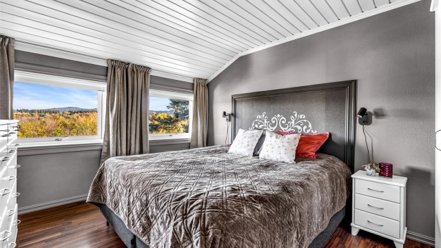 Leiligheten har to soverom av god størrelse. Hovedsoverommet har plass til dobbeltseng, nattbord, garderobeløsning etc. Det andre rommet kan innredes etter ønske, og passer fint som barnerom eller gjesterom.