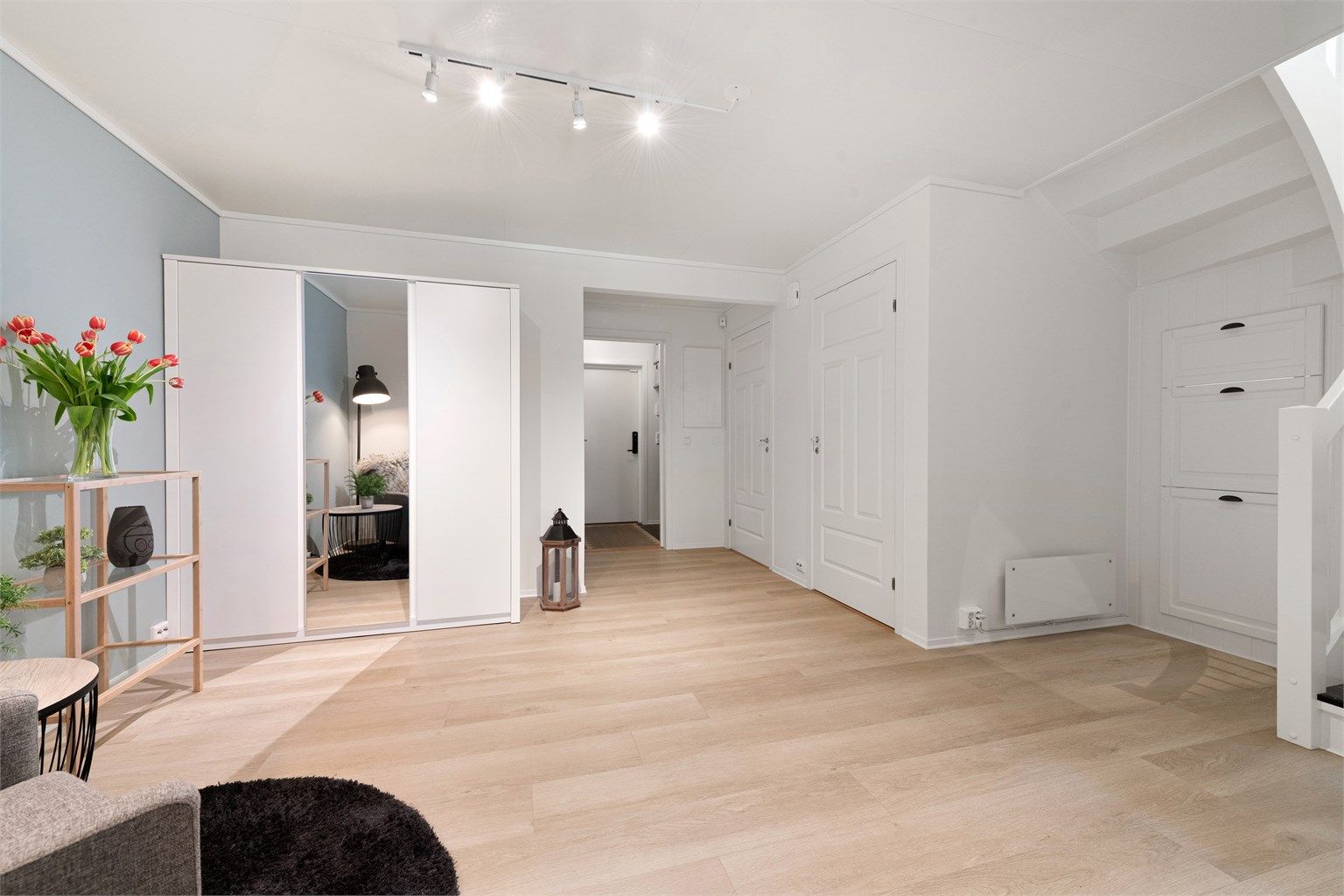 God plass til garderobeskap gir rikelig med oppbevaringsmuligheter i hallen.