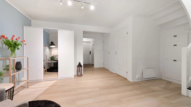 God plass til garderobeskap gir rikelig med oppbevaringsmuligheter i hallen.