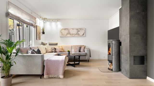 Boligen oppleves lys og moderne med gjennomgående god standard og en praktisk planløsning.