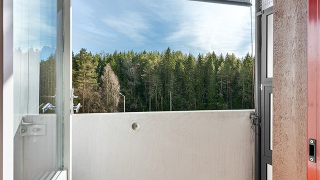 Den mindre balkongen ved kjøkkenet er ideell for lufting eller en rolig kaffekopp.