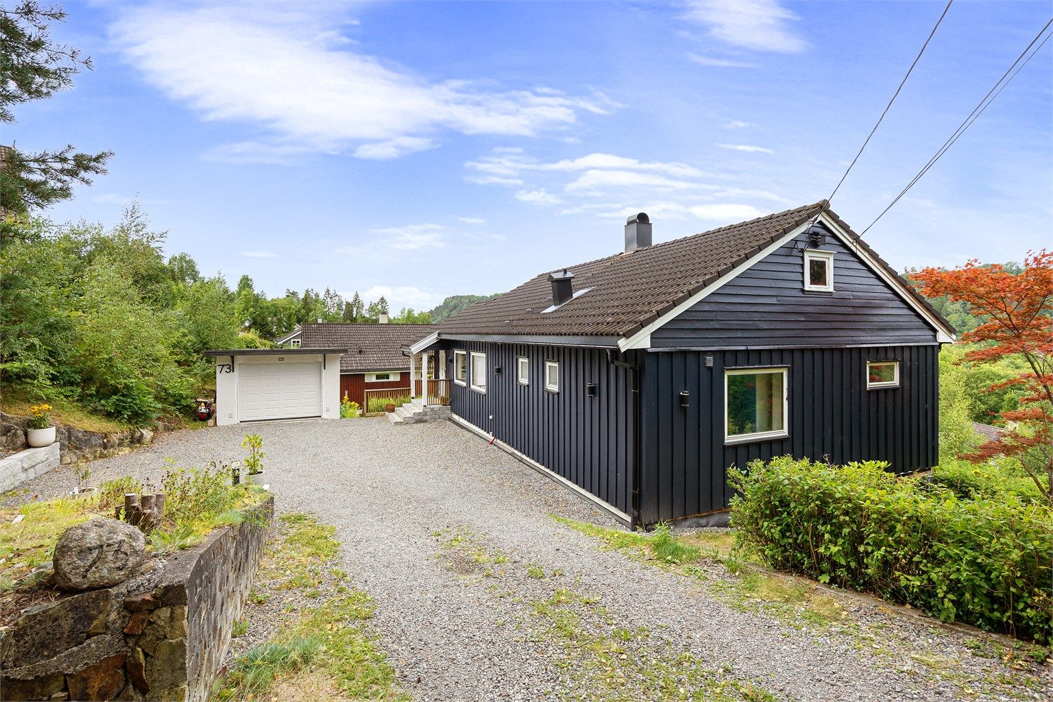God plass til parkering på egen tomt i tillegg til garasje.