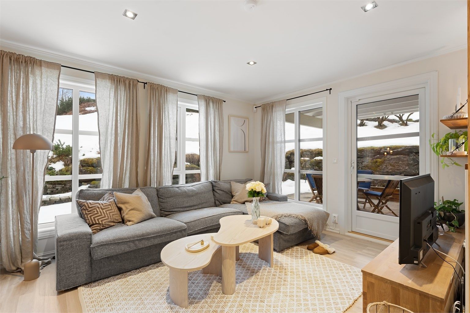 Stuen har store vindusflater som gir rikelig med naturlig lysinnslipp