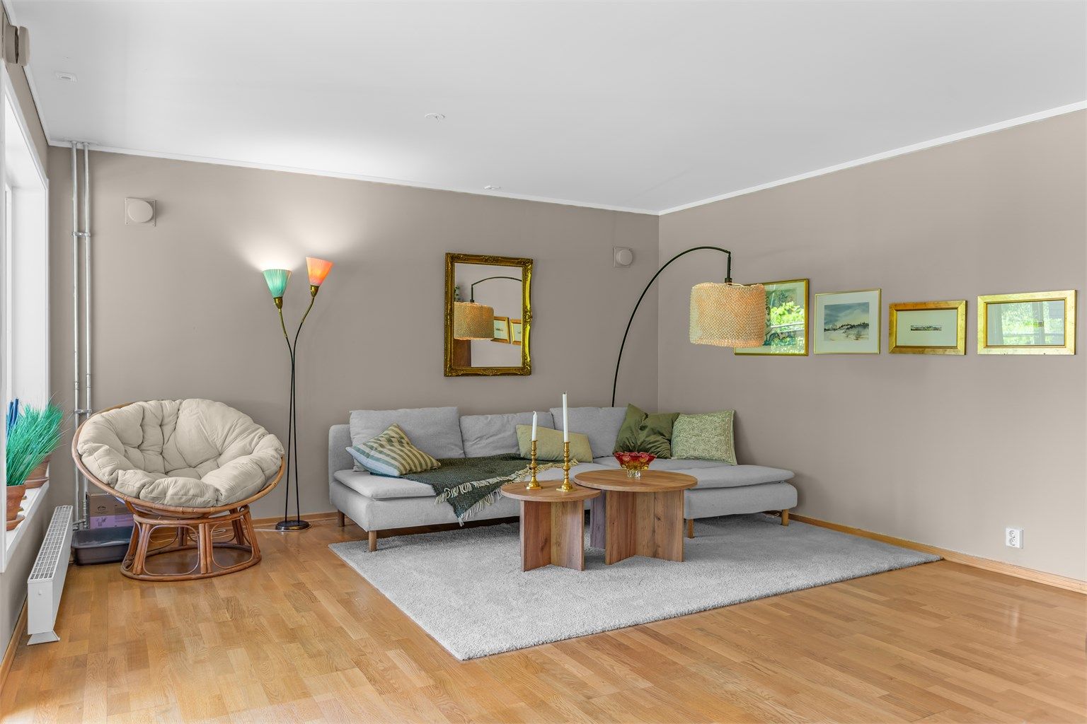 Stue - god plass til sofaløsning, bord, tv-møblement, spisebord, m.m.