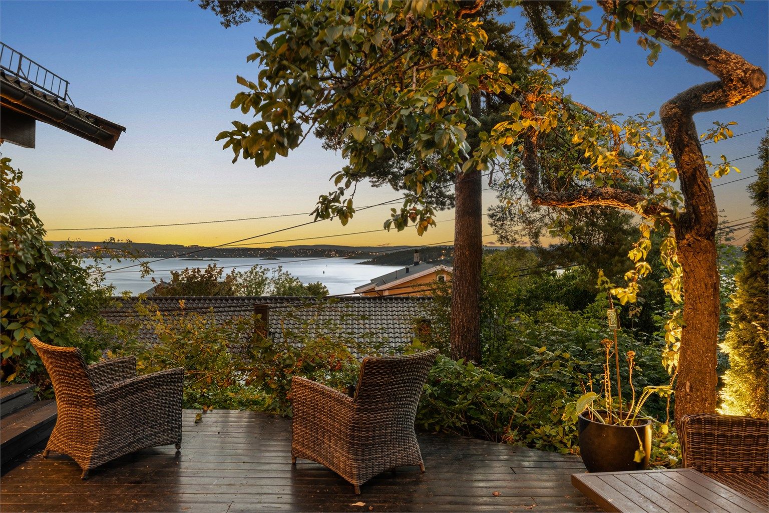 Boligen vender mot vest og har gode solforhold til sent på kvelden.