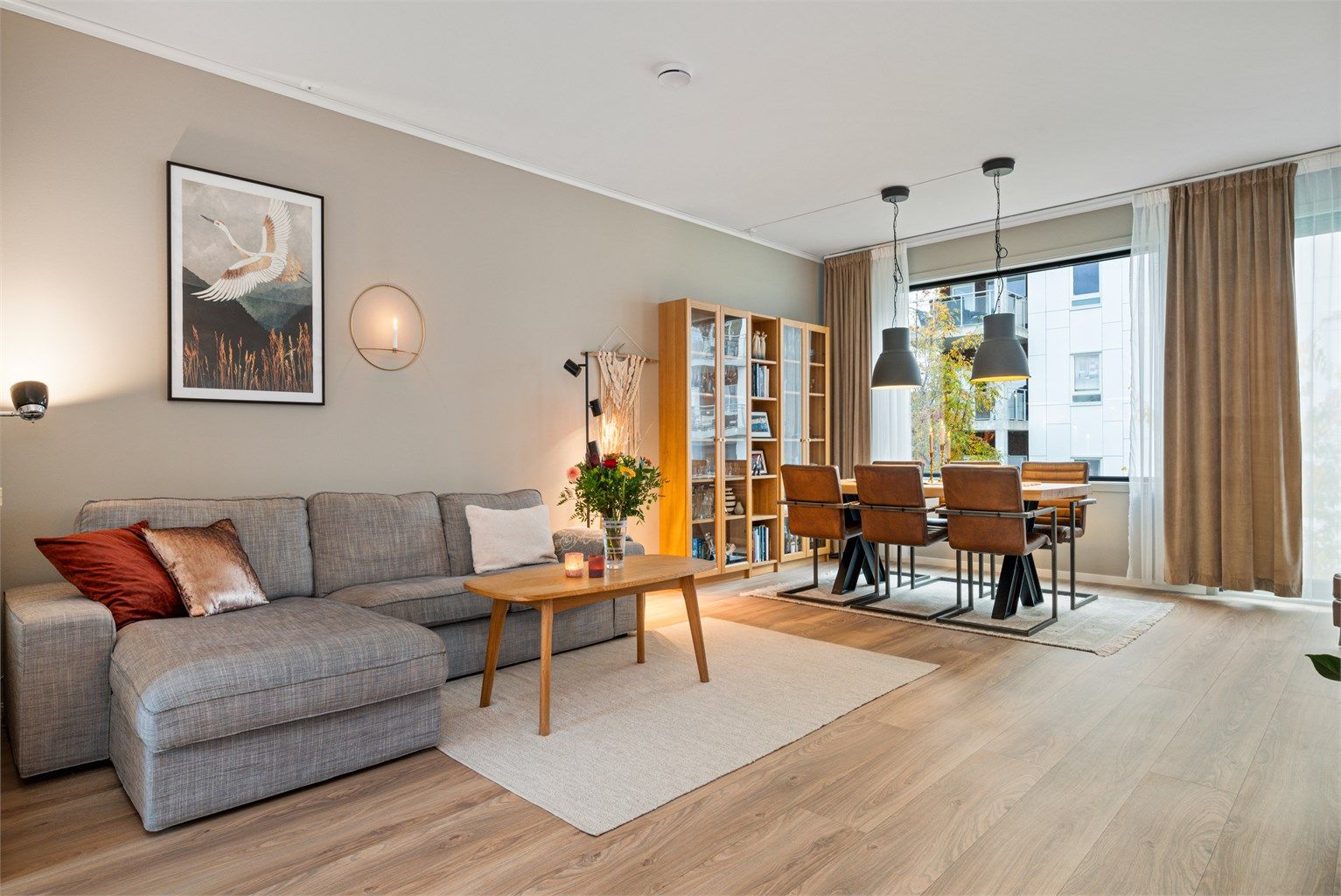 Andre etasje består av stue, kjøkken, soverom og terrasse. Stuen er på hele 40 kvm., og gir deg flere møbleringsalternativ