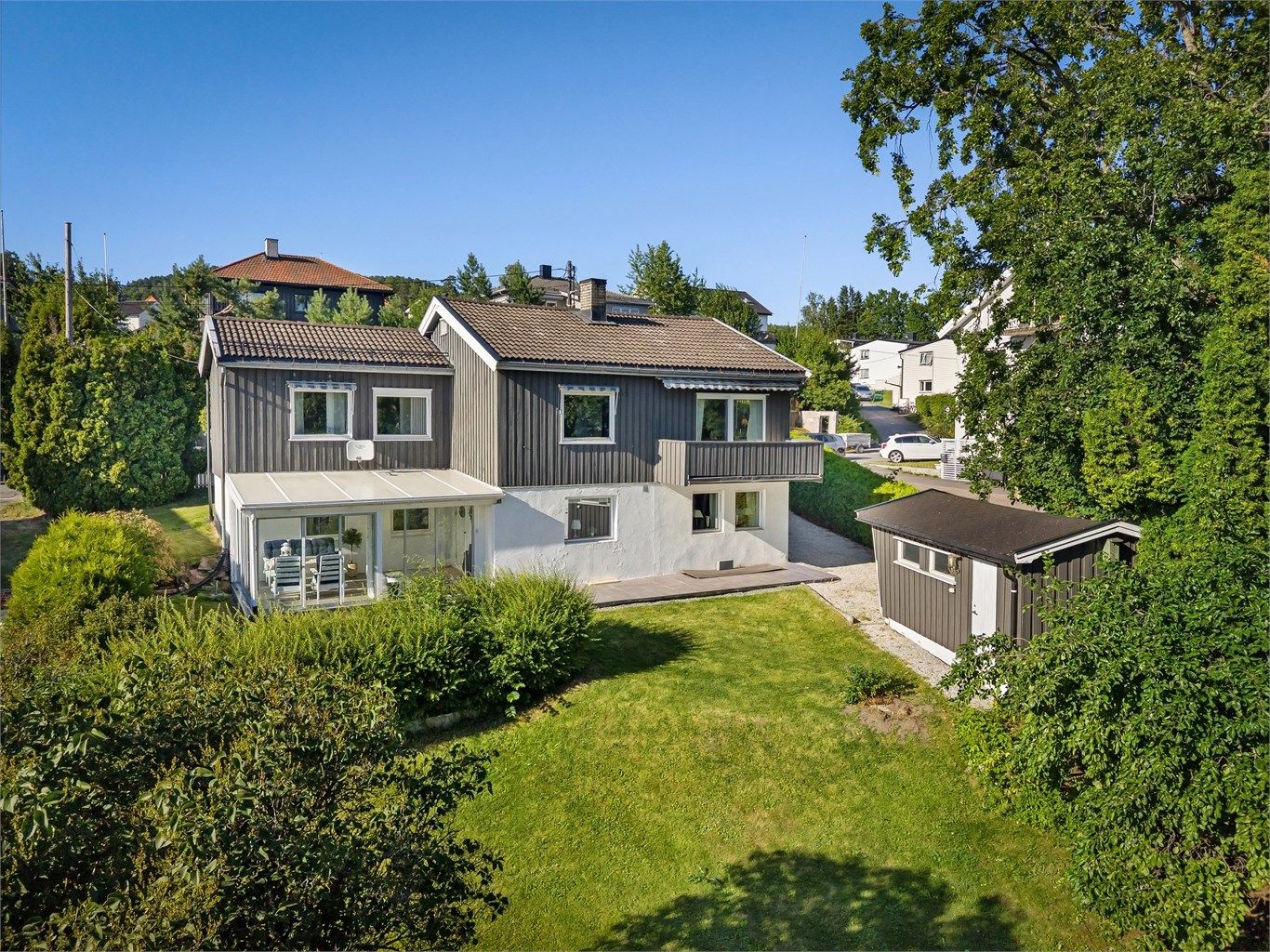 Velkommen til Eikelundveien 17! En innholdsrik familiebolig over to plan (Foto: Lasse Lerdahl)