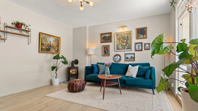 Stuen har en lun atmosfære og god plass til en hyggelig sofakrok, perfekt for både rolige hverdager og besøk av venner.