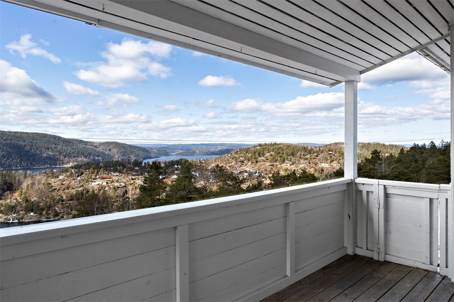 Utsikten strekker seg over Drøbaksundet, mot Hurumlandet og Askerlandet.