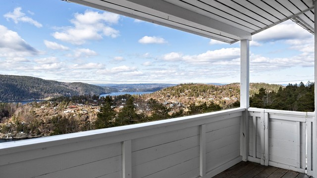 Utsikten strekker seg over Drøbaksundet, mot Hurumlandet og Askerlandet.