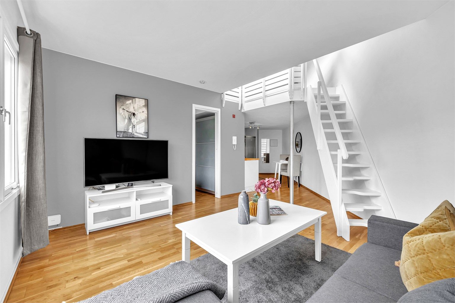 Åpen løsning mot kjøkken og spisestue – perfekt for både hverdag og sosiale sammenkomster.