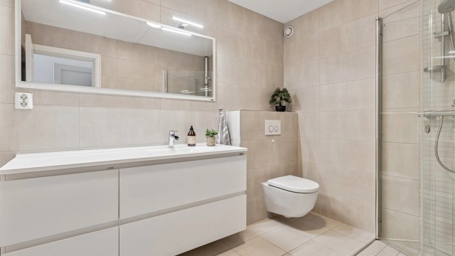 Lekkert flislagt bad i forbindelse med hovedsoverommet.