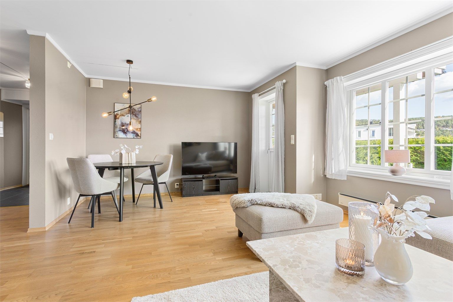Spiseplass i stuen med direkte utgang til den overbygde plattingen.