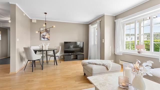Spiseplass i stuen med direkte utgang til den overbygde plattingen.
