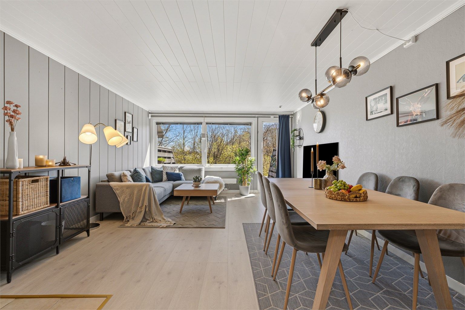 Stua har fin plass til både spisebord for hyggelige måltider og koselig sofakrok, rommet er i det siste oppgradert med fin gulv