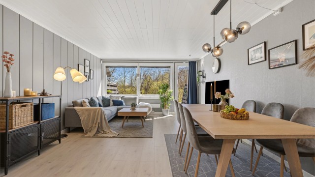 Stua har fin plass til både spisebord for hyggelige måltider og koselig sofakrok, rommet er i det siste oppgradert med fin gulv