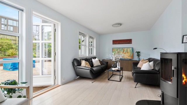 Stor vinkelstue med mulighet for både stort spisebord og salong. Vedovn og varmepumpe i boligen.
