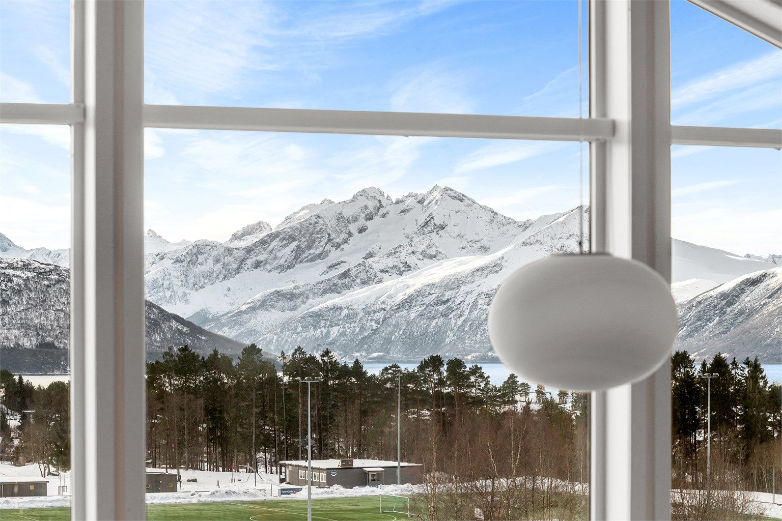 Hver dag byr på et nytt og skiftende skue mot fjellene.